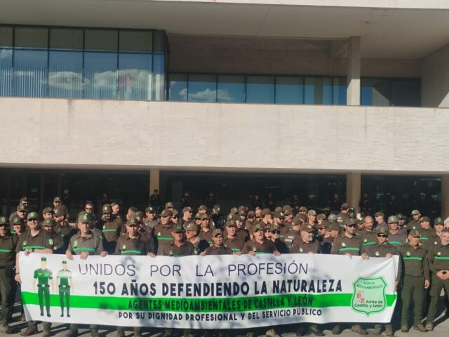 Cerca de un centenar de agentes medioambientales se manifiestan ante las Cortes contra la “segmentación” que plantea la Junta